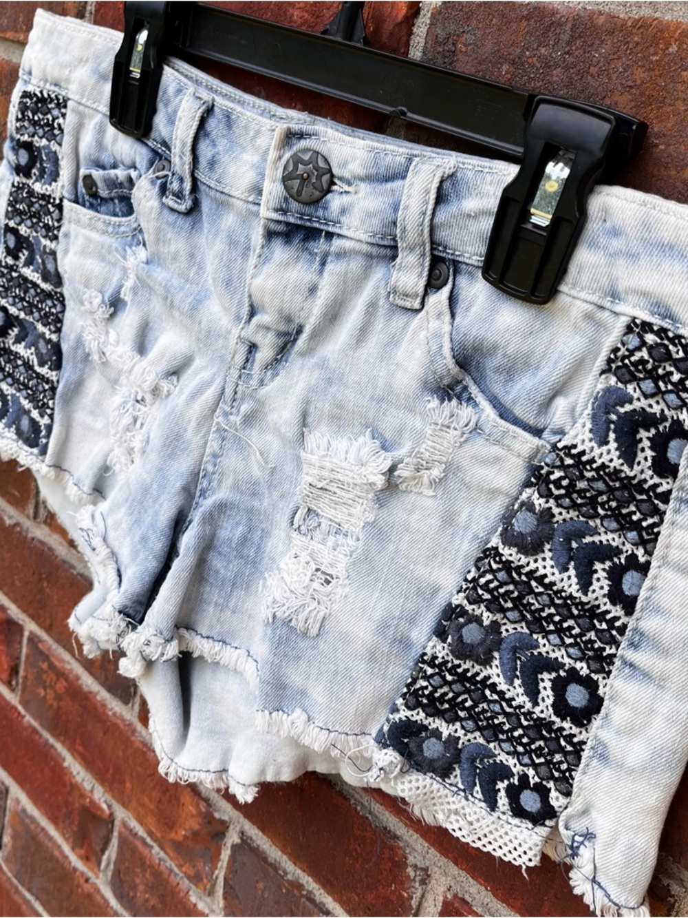 Rue21 Light Wash Distressed Denim Shorts with Navy Embroidered Panels size 7/8